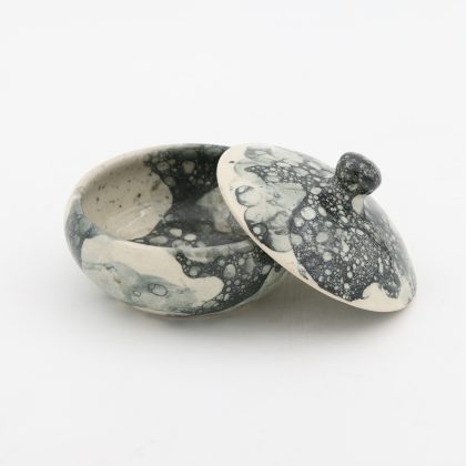 Ramequin Borde Curvo con Tapa 5oz-Burbujas Negras