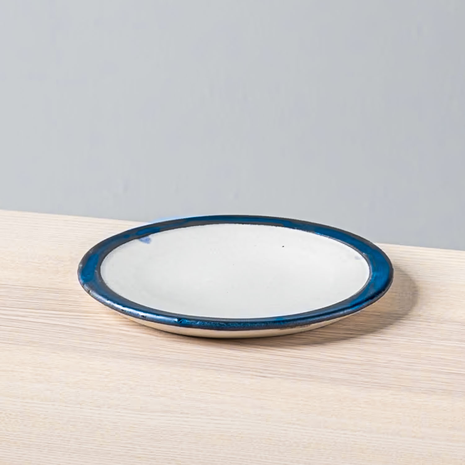 Plato Plano 22cm-Orilla Azul Leche con centro Blanco Mate