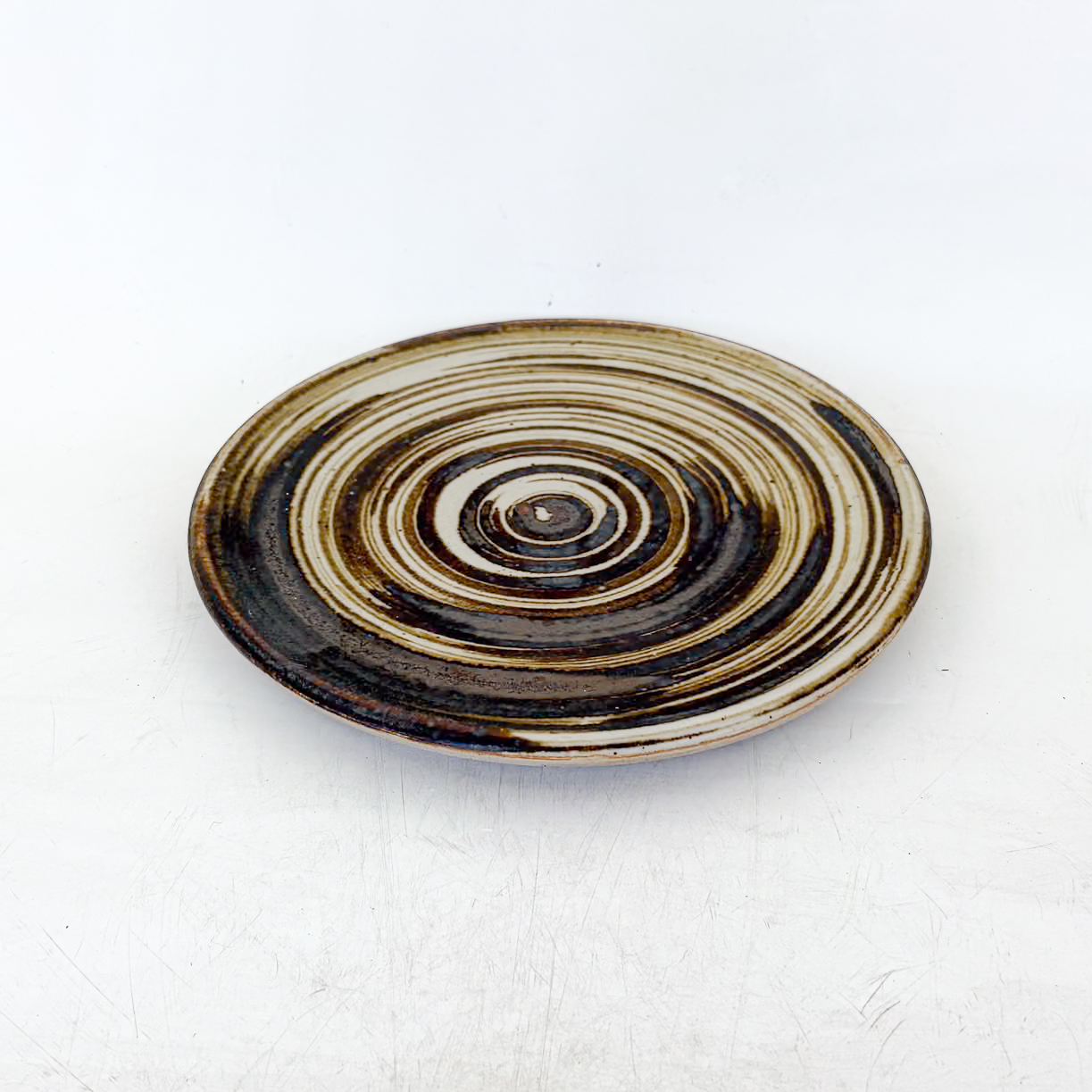 Plato Plano 19cm-Cortado Blanco y Cafe