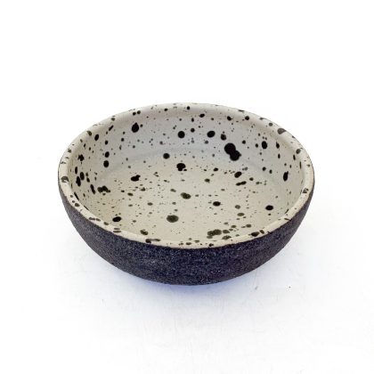 Tazon Hondo 20x7cm-Engobe Negro Interior Blanco Jaspeado Negro