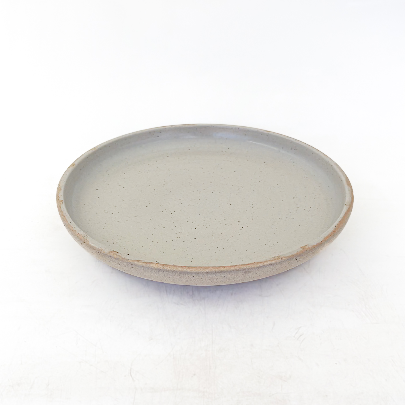 Plato con Relieve 28cm-Pasta Natural Interior Blanco Mate