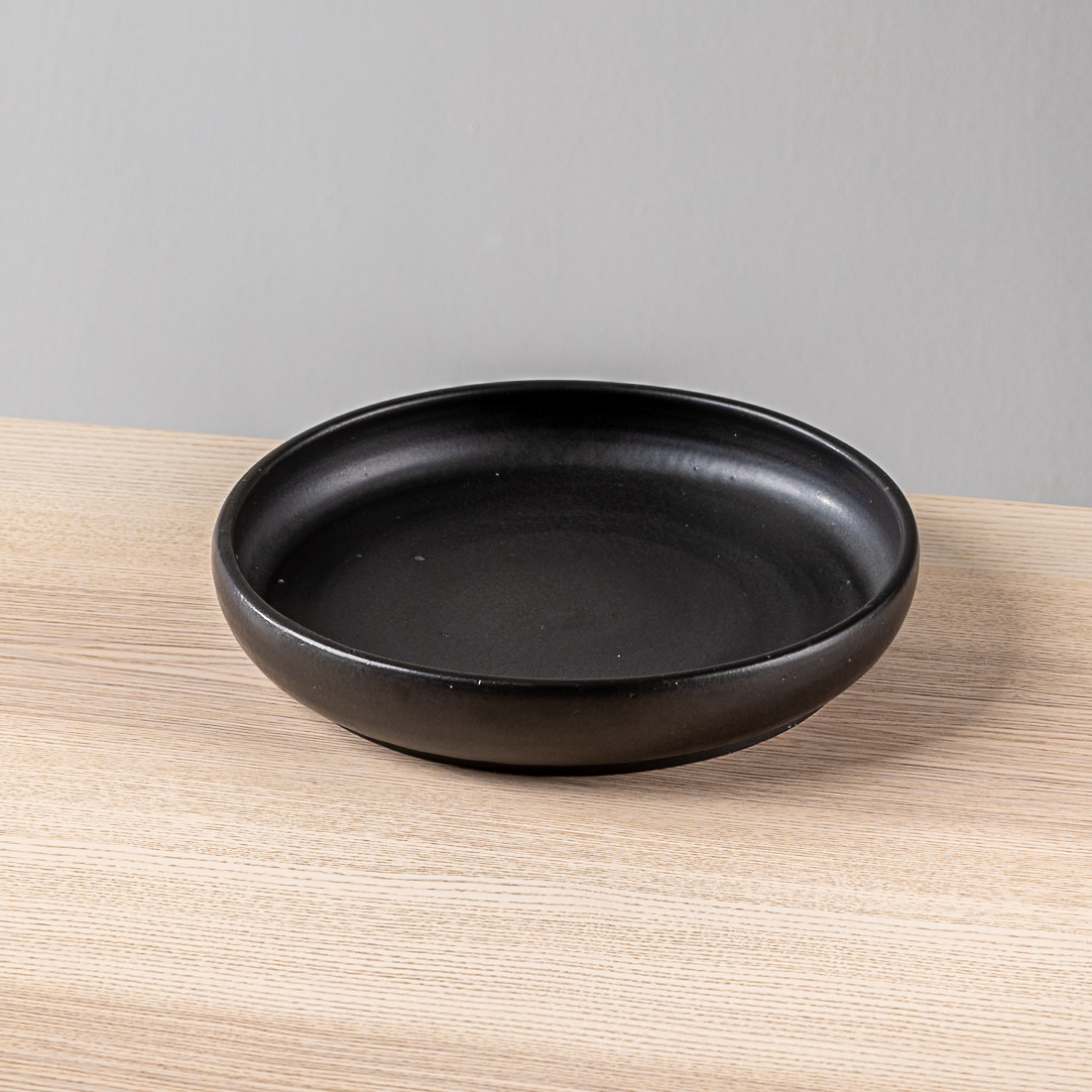 Plato con Relieve 28cm-Negro Mate
