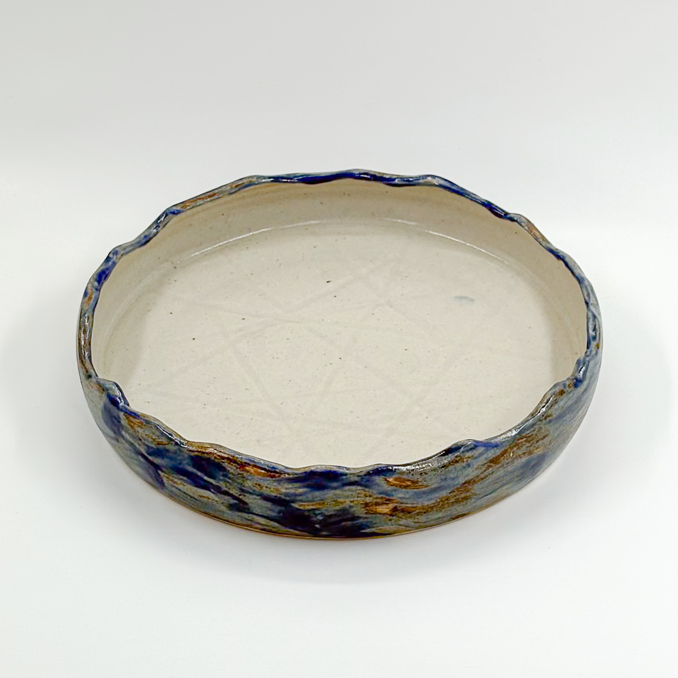 Plato Borde Recto Irregular 28cm-Azul Oxido Interior Blanco Semi Brilloso