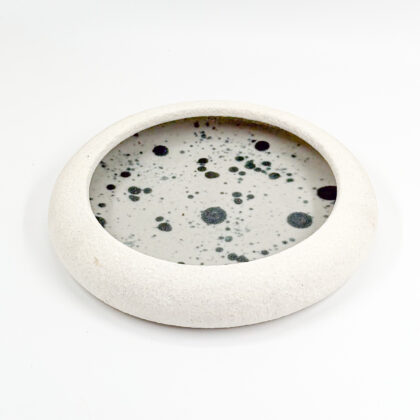 Plato Borde Curvo 18X4cm-Engobe Blanco Interior Blanco Jaspeado Negro