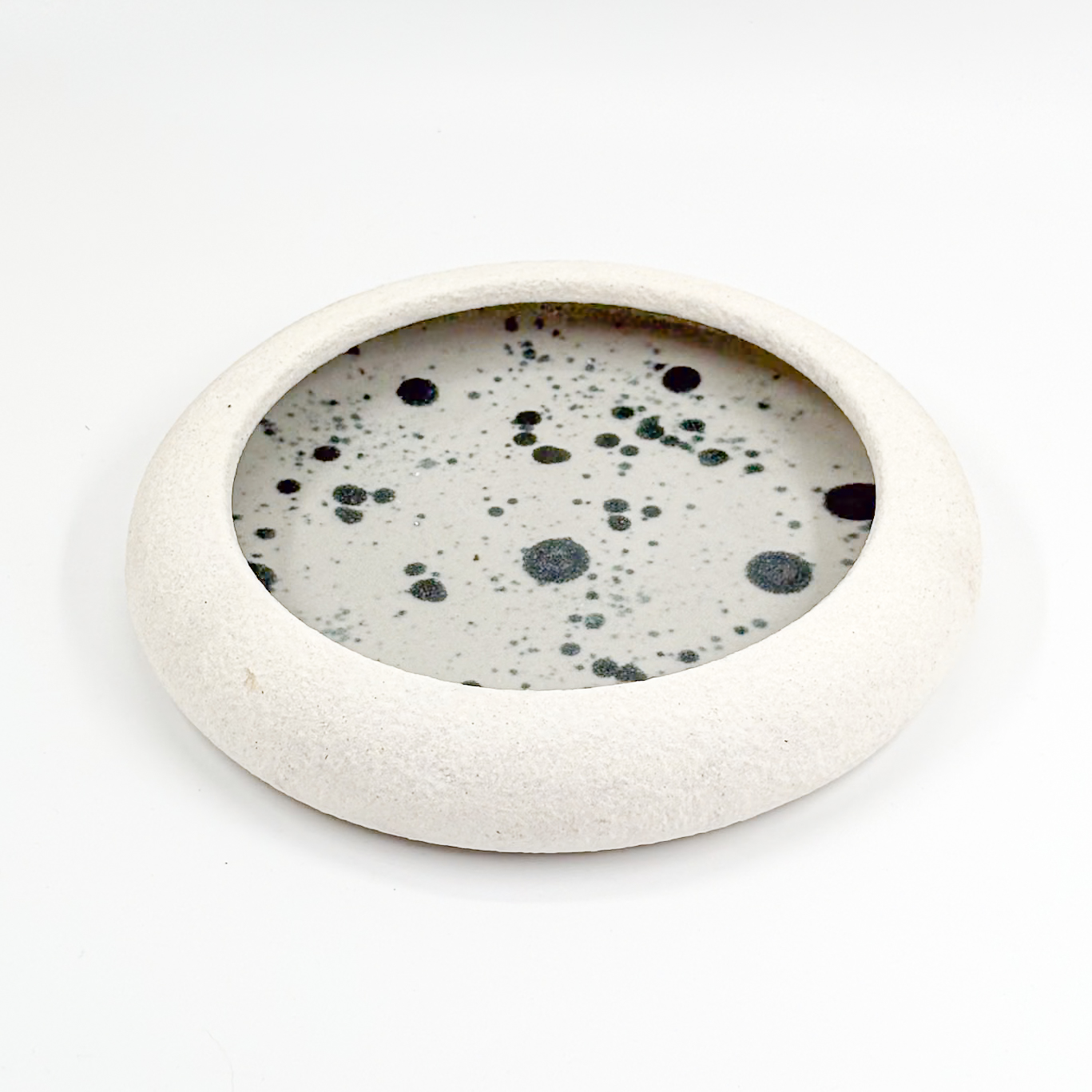 Plato Borde Curvo 18X4cm-Engobe Blanco Interior Blanco Jaspeado Negro