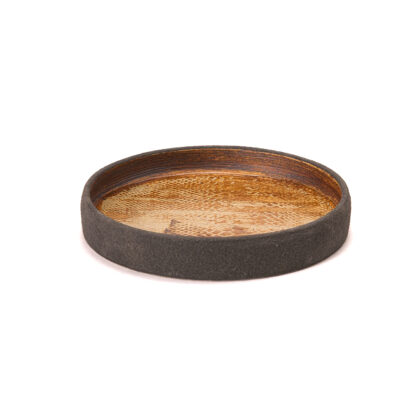 Plato Borde Recto 22x4cm-Engobe Negro interior Tallado Amarillo Oxido