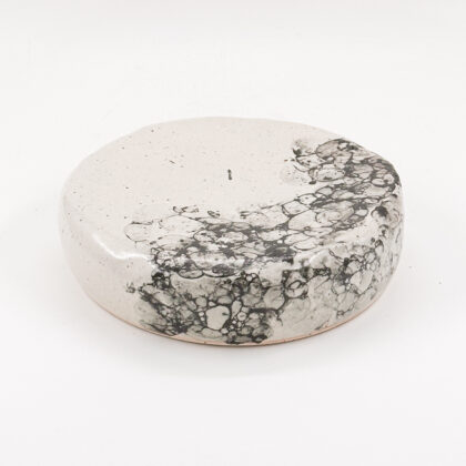 Plato Piedra 24cm-Blanco Semi Brillante Burbuja Negra
