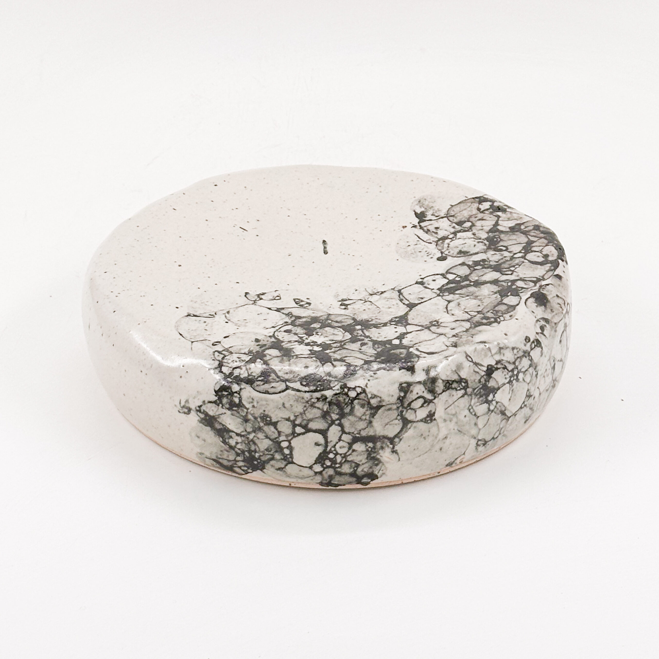 Plato Piedra 24cm-Blanco Semi Brillante Burbuja Negra