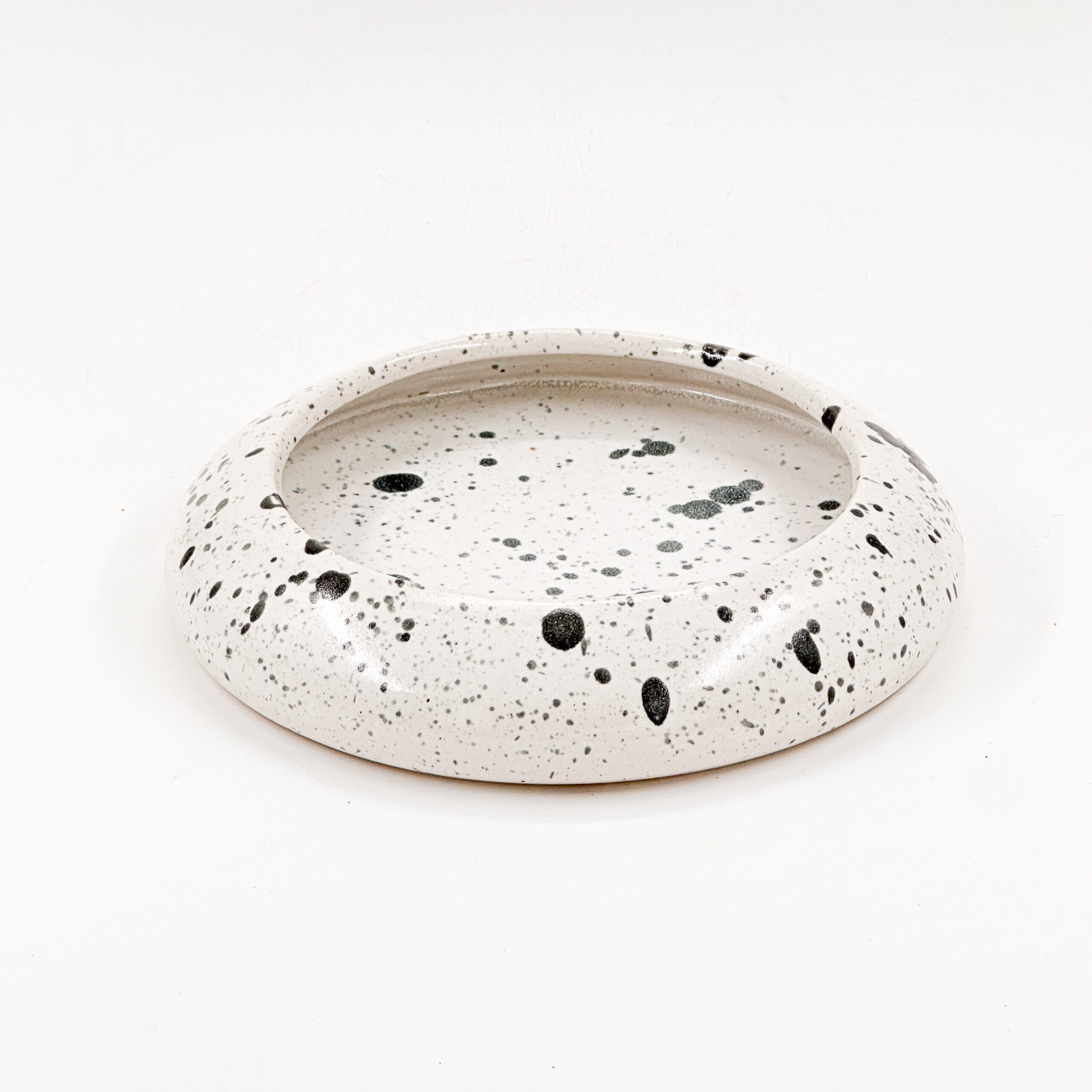 Plato Borde Curvo 24cm-Blanco Semi Brillante Jaspeado Negro