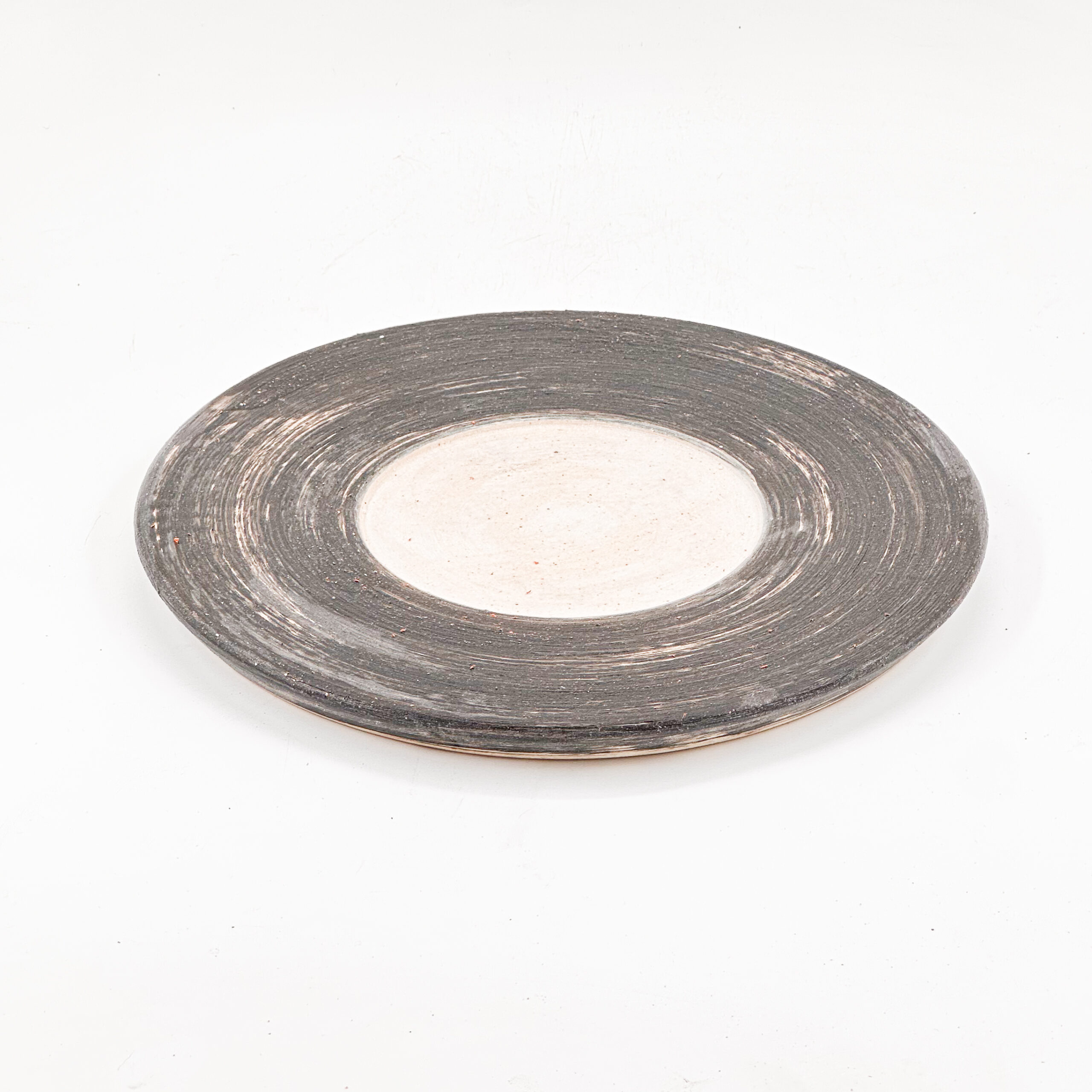 Plato Dsico 28cm-Engobe Negro Centro Engobe Blanco