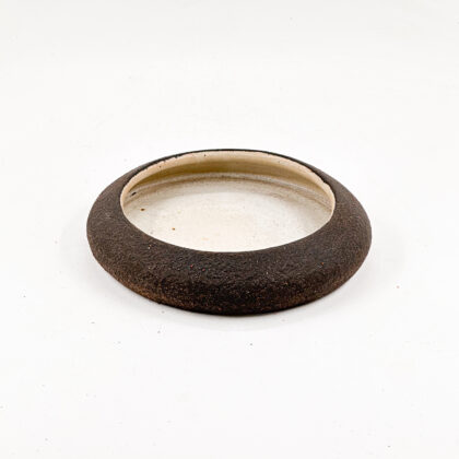 Tazon Borde Curvo 18x5cm-Engobe Negro interior Blanco Mate