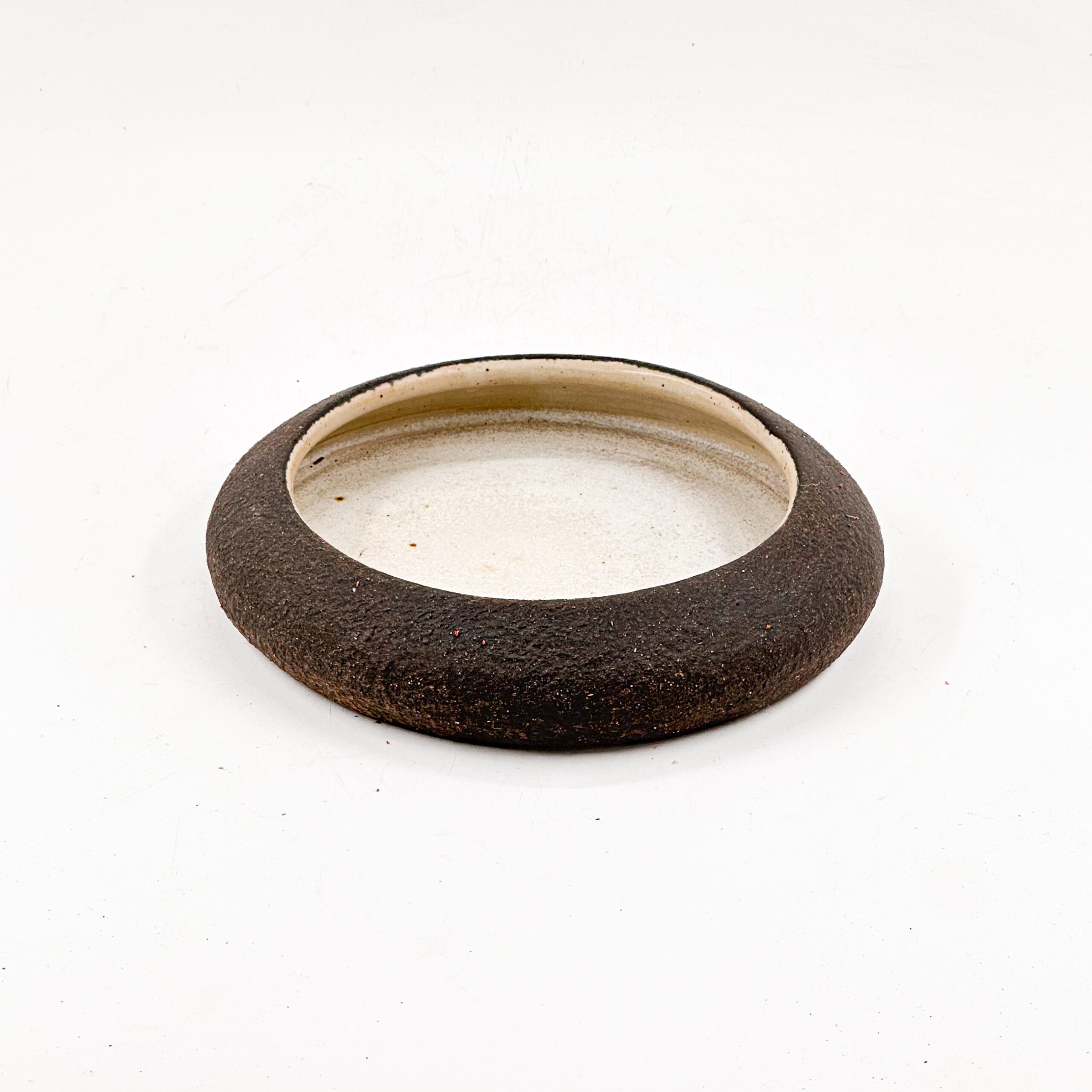 Tazon Borde Curvo 18x5cm-Engobe Negro interior Blanco Mate