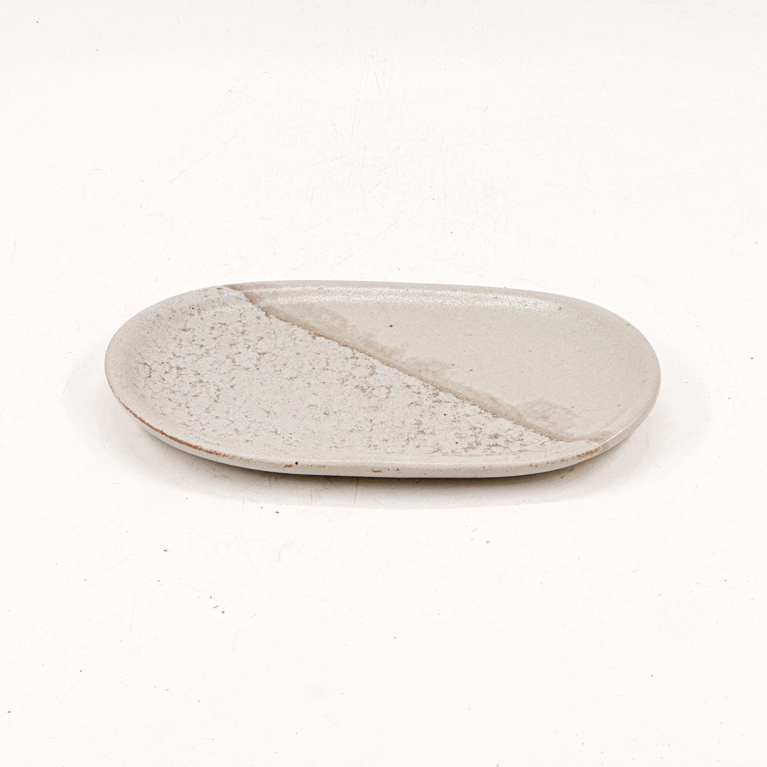 Charola Ovalada 22x13cm-Blanco Semi Brillante y Arena