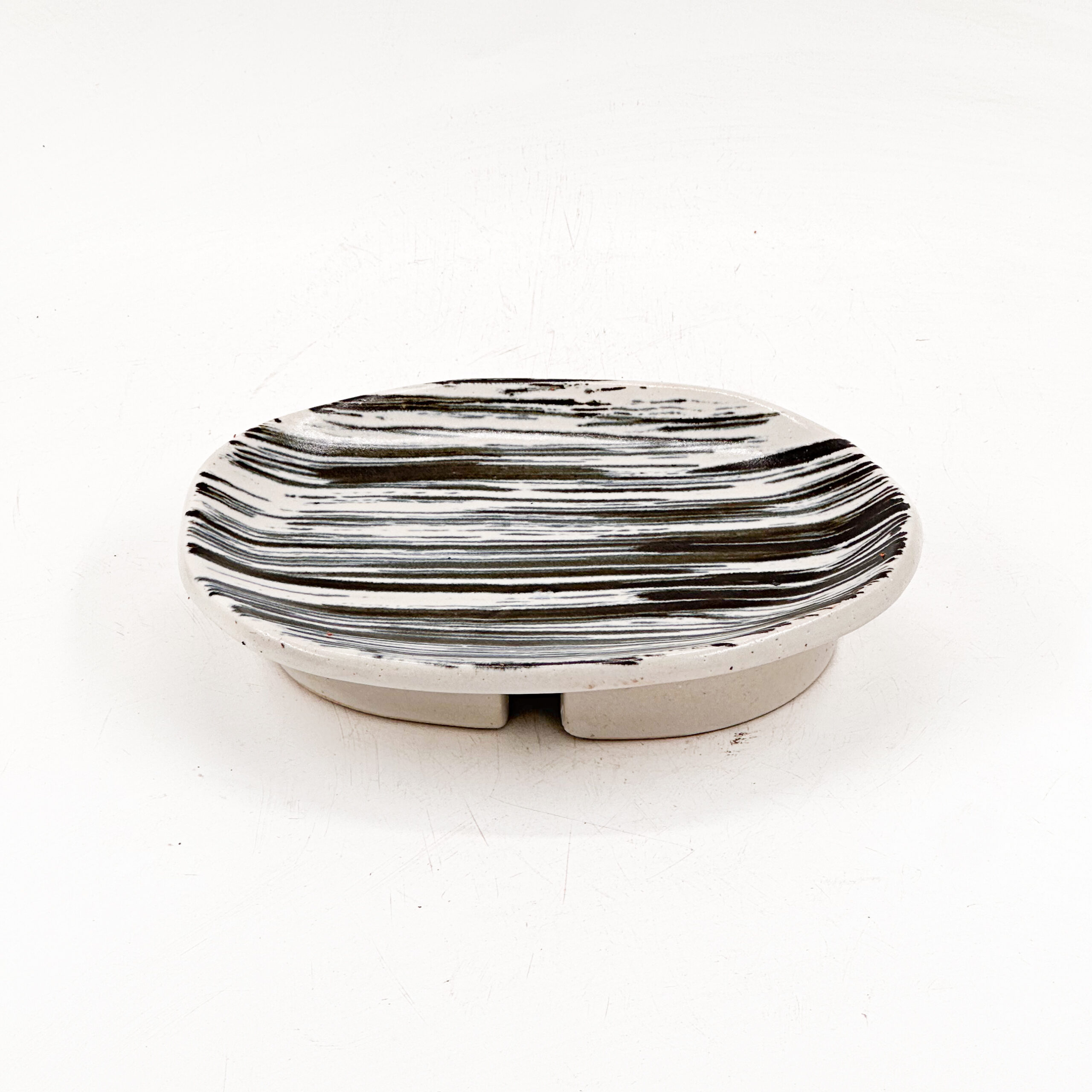 Charola Irregualr con Pata 20x5cm-Blanco Lineas Negro Lumbre