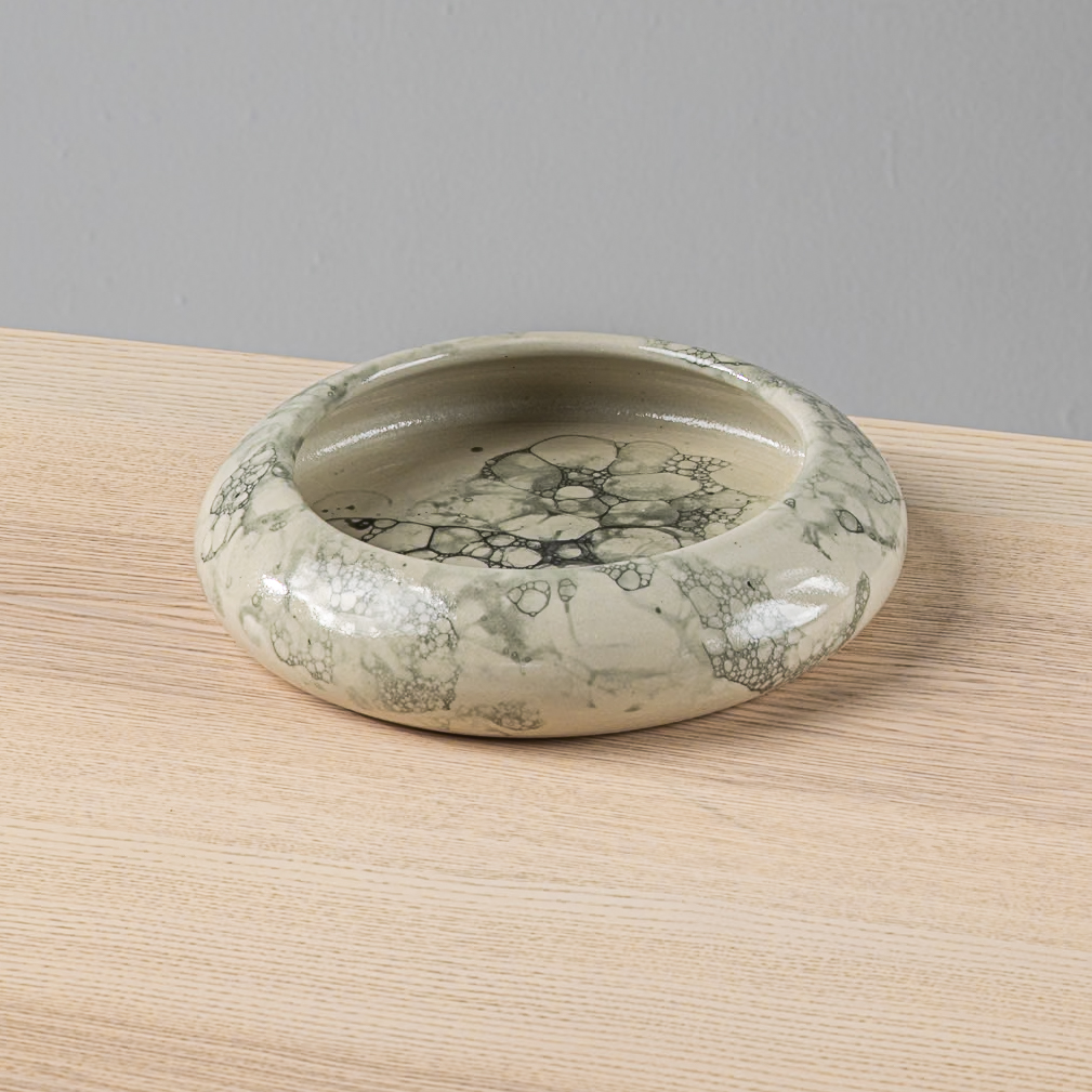 Plato Borde Curvo 23cm-Blanco Burbuja Verde